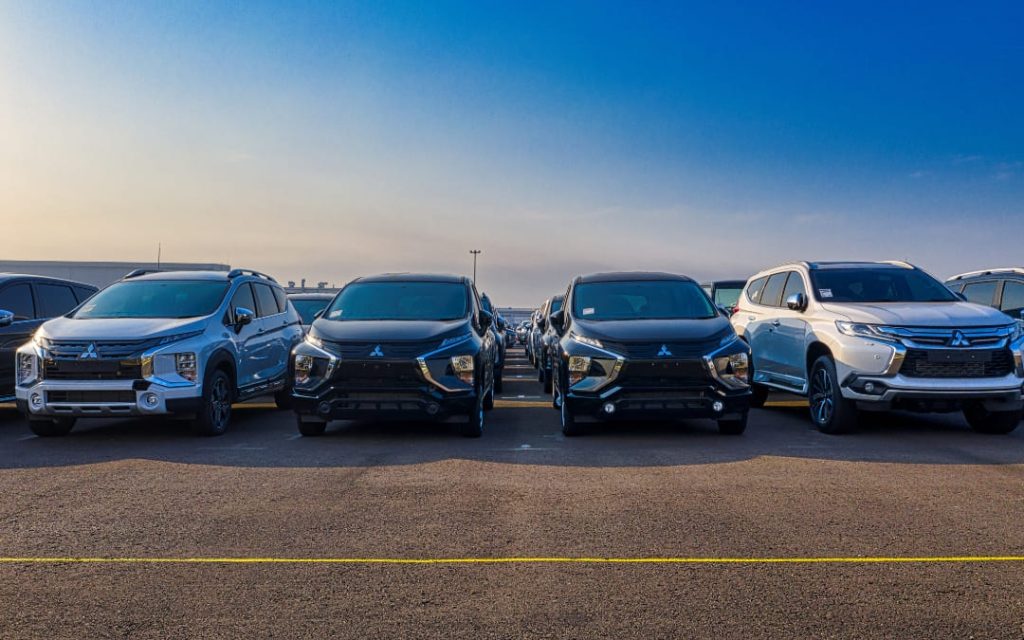 Samochody z wypożyczalni ustawione na parkingu
