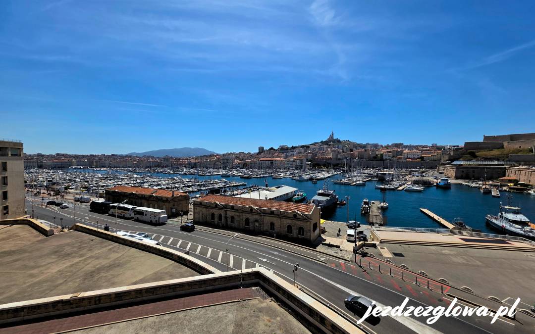 Stary Port w Marsylii z Notre-Dame de la Garde