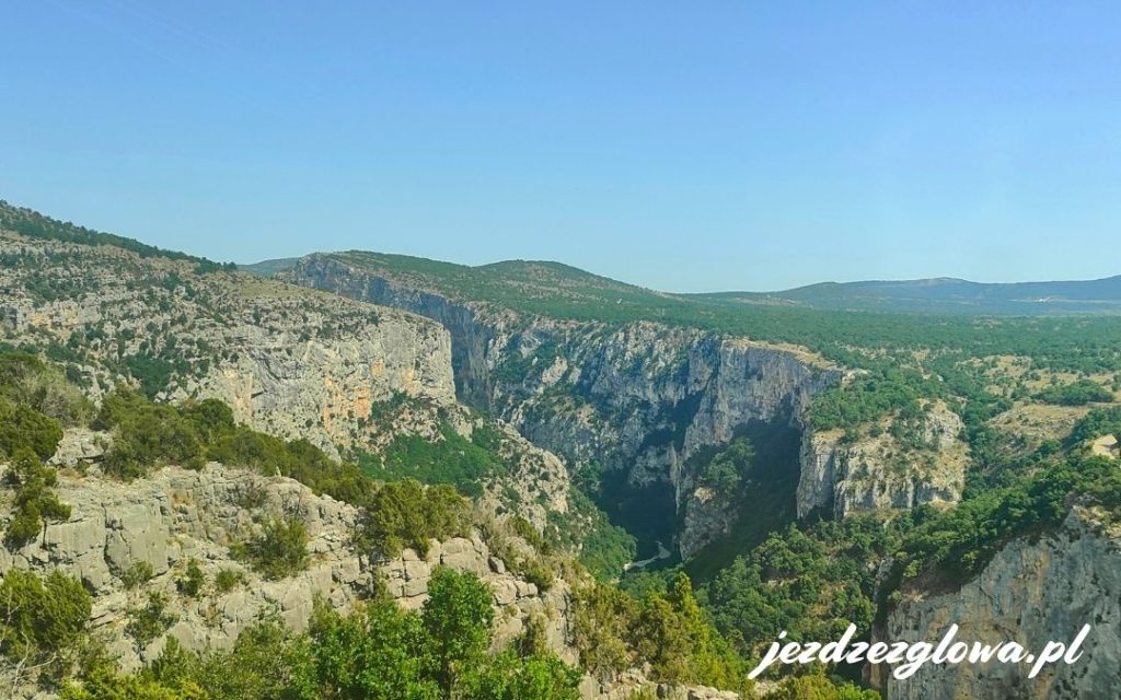 Wąwóz Verdon – głęboki kanion, skaliste ściany i rzeka w dolinie, europejski Grand Canyon