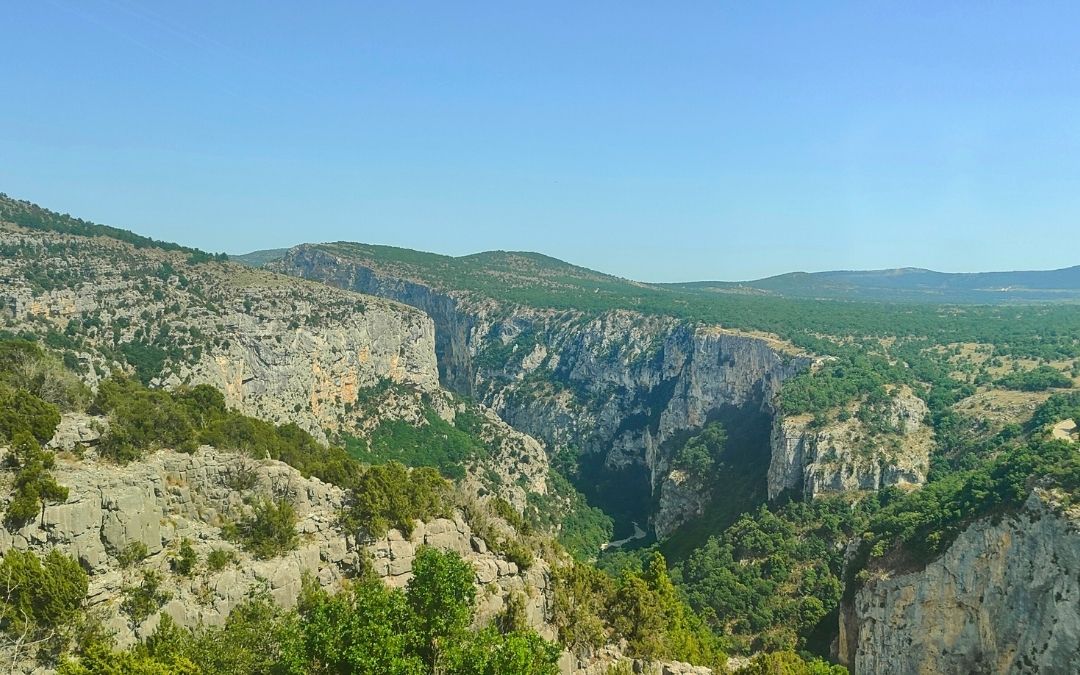 Wąwóz Verdon – głęboki kanion, skaliste ściany i rzeka w dolinie, europejski Grand Canyon
Źródło: jezdzezglowa.pl