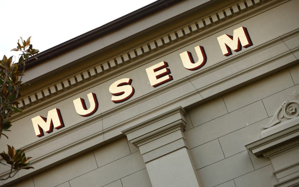 Zbliżenie na fasadę zabytkowego budynku muzeum 