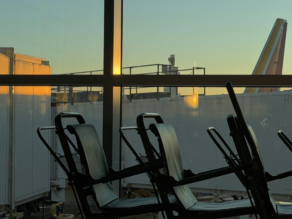 Terminal o złotej godzinie — zdjęcie ilustracyjne